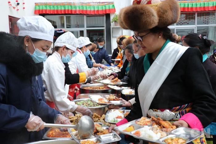 山南市加查县特困人员集中供养服务中心开展春节 沿江藏历新年庆祝活动