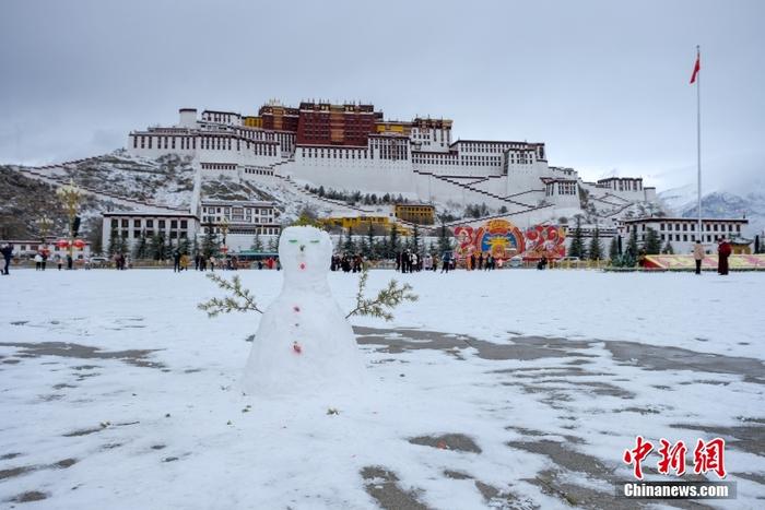 西藏拉萨迎大范围降雪