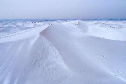 高清大图：雪后的白色沙漠有多美？