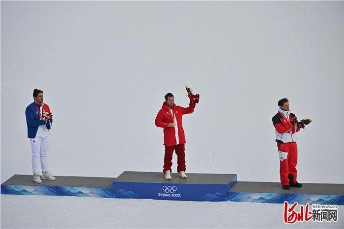 组图｜瑞士选手贝亚特·费乌兹获北京2022年冬奥会高山滑雪男子滑降比赛金牌