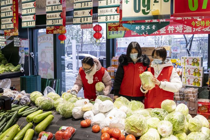 冰雪天冷爱心暖 ——同安街道“小阿嫂”为外出不便的群众代买菜送上门