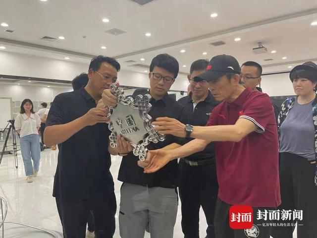 封面独家｜揭秘冬奥会“微火”火炬背后：耗时1年，800G资料，150余次大改……