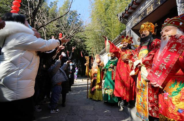 外眼看山东·央媒一周图片撷英｜齐鲁儿女热热闹闹过大年