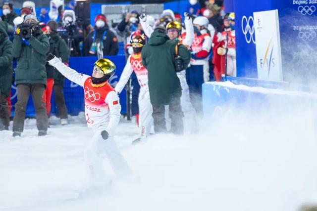 中国雪上天团，云顶摘银！这一张图让无数人泪目……