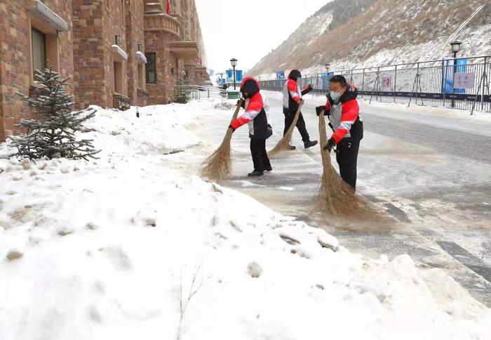 微视频丨张家口赛区铲冰除雪团队24小时不间断作业，保障场馆正常运行