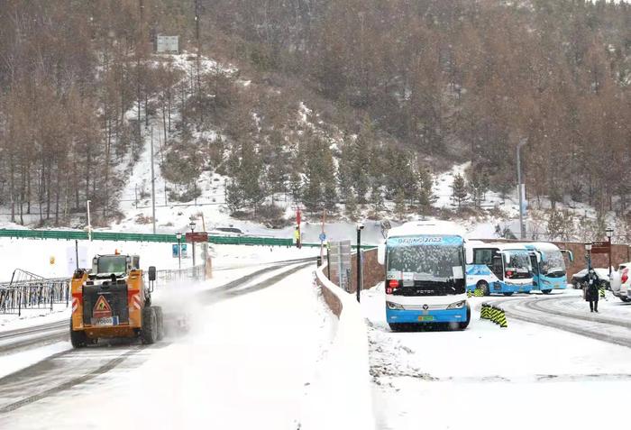 微视频丨张家口赛区铲冰除雪团队24小时不间断作业，保障场馆正常运行