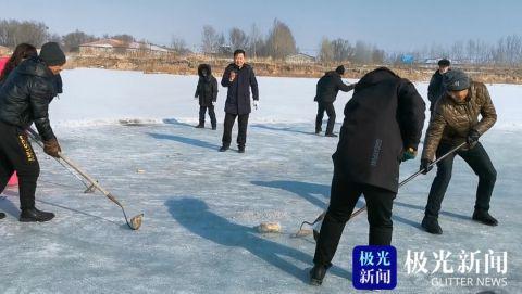 铁锹、锄头、水壶、冻豆腐……“村民运动会”上必不可少的道具！就连奖品也挺特别……