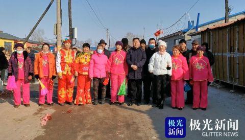 铁锹、锄头、水壶、冻豆腐……“村民运动会”上必不可少的道具！就连奖品也挺特别……