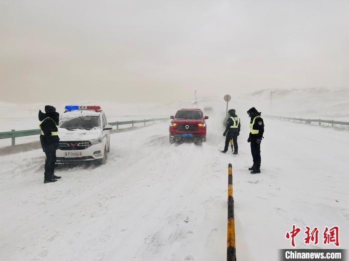 青海省玛多县突降大雪 民警抗雪保畅