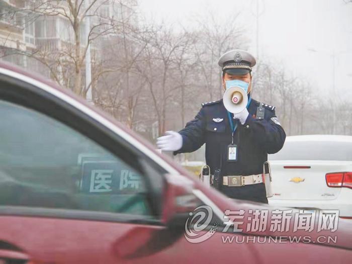 这个交警为什么那么拼？