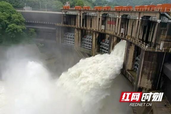 湖南省水利厅进行今年首次洪水调度 欧阳海水库开闸泄洪