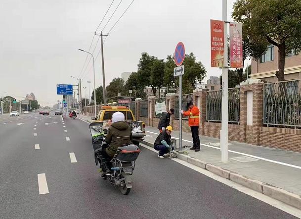 新增临时停车牌、机非隔离……松江这几所学校门口有了“量身定制”新变化