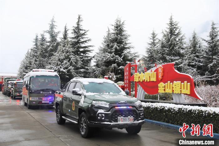 应对西藏降雪天气 林芝森林消防部门开展冰雪灾害救援拉动演练