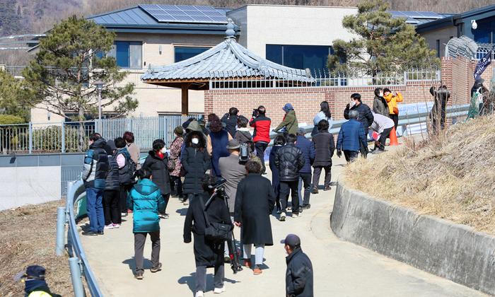 朴槿惠的住宅外,参观者络绎不绝