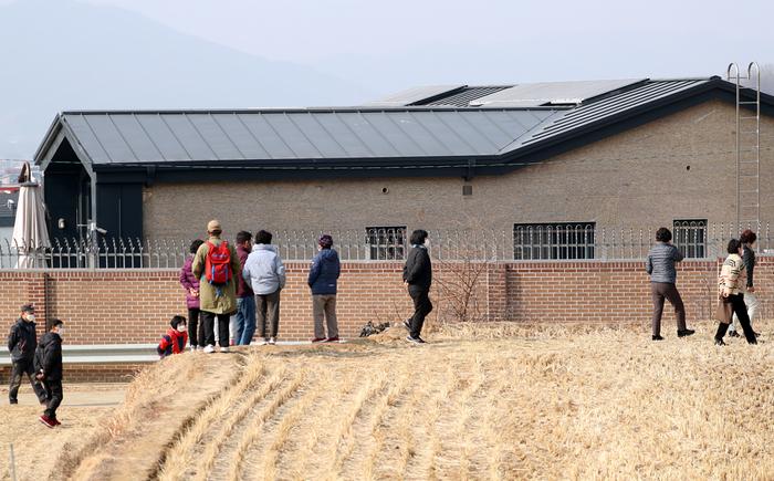 韩国民众在别墅外围观