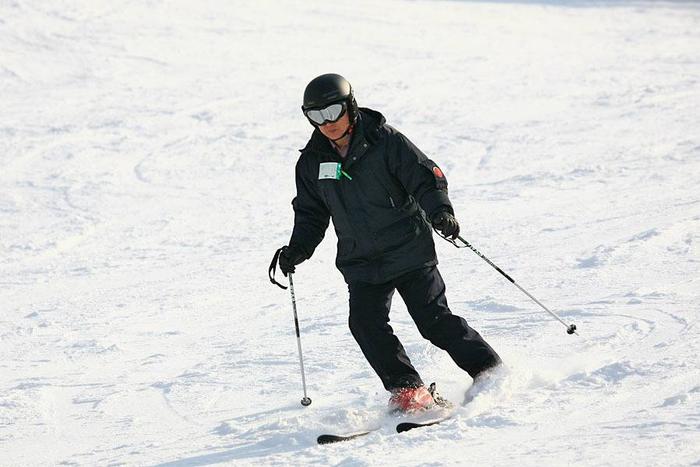 成都72岁大爷是个“滑雪狂人” 一年滑雪147天 还不耽误接孙女放学｜热雪四川⑱