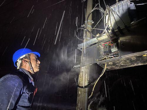 祁门：应对低温雨雪冰冻天气保供电