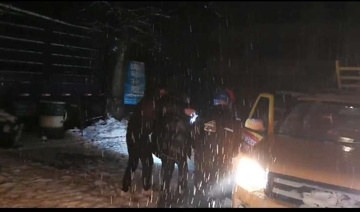 江西宜春宜丰：抢修车变“救护车” 雪夜急救老人