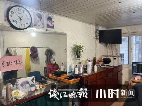 开了28年的无名理发店要关，居民不舍：这里更像聊天室，能留下吗？