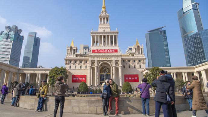 当上海展览中心向市民敞开怀抱：拆除围栏之后，公共建筑还可以做什么？