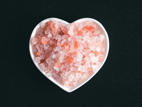 家庭用盐怎么选？无碘盐、低钠盐、玫瑰盐、加钙盐 很多人没选对！