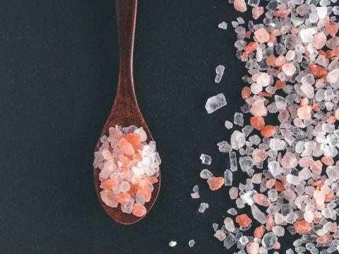家庭用盐怎么选？无碘盐、低钠盐、玫瑰盐、加钙盐 很多人没选对！