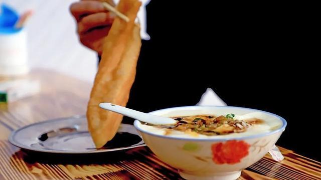 新河镇这条不足600米的巷子里，藏着众多早餐美食