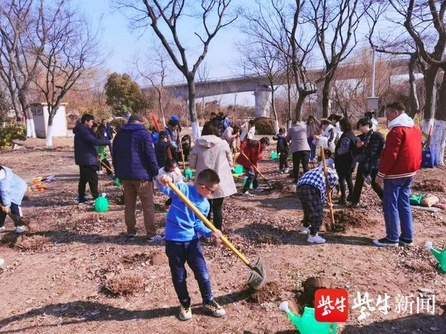 “云外簟凉吟峤月，岛边花暖钓江春”，风和日丽，扬州新城迎来一拨接一拨踏青赏春游客