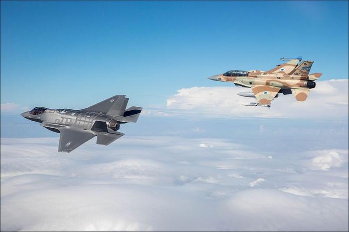 以色列空军的F-16I和F-35I(左)正进行试验飞行