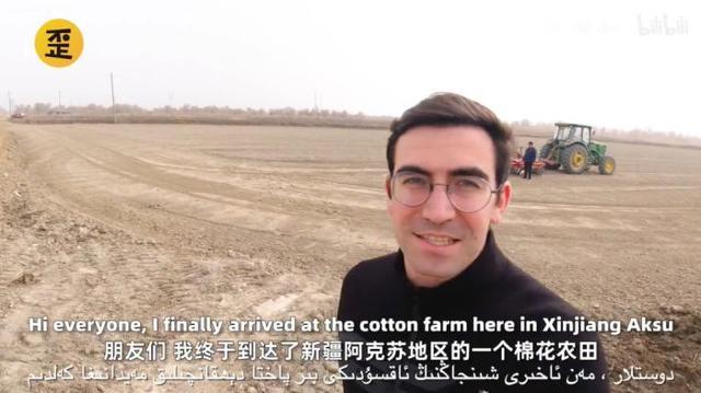 高佑思在新疆体验种植棉花。图片来源:歪果仁研究协会视频截图