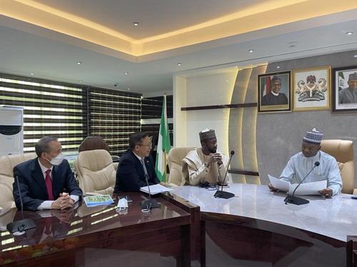 驻尼日利亚大使崔建春会见尼农业和农村发展部长阿布巴卡尔