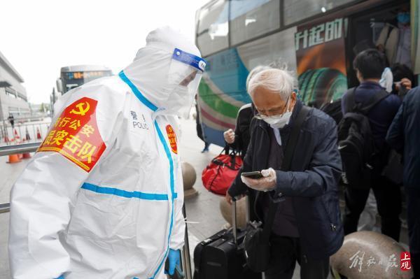 浦西封控管理第二天，也是这位民警持续在岗的第20天