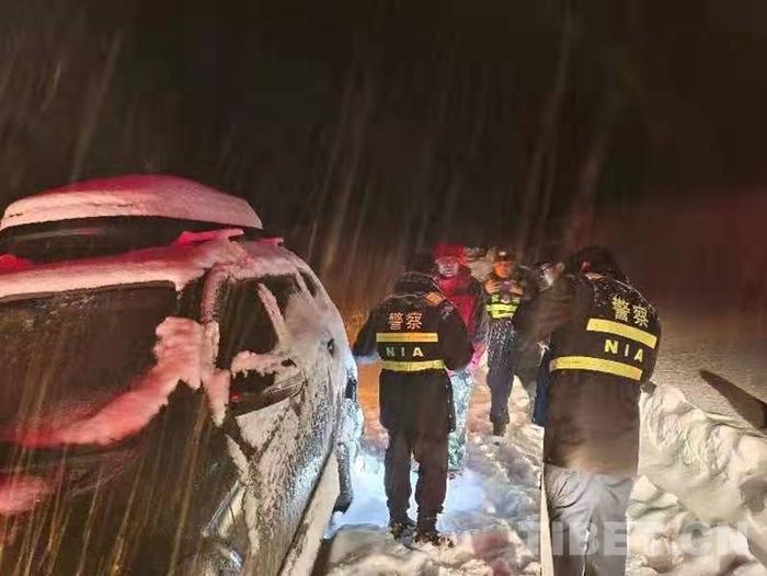 西藏林芝：移民警察顶风冒雪 海拔4528米紧急救援