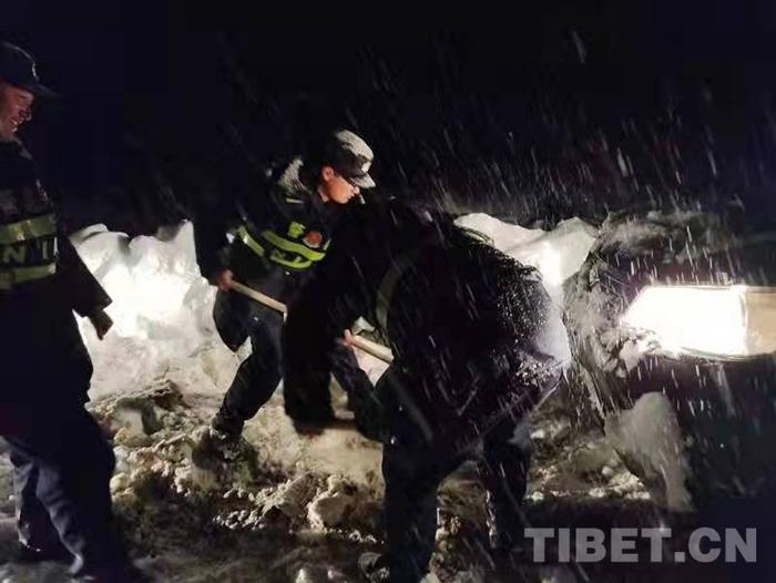 西藏林芝：移民警察顶风冒雪 海拔4528米紧急救援