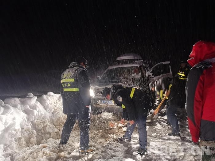 西藏林芝：移民警察顶风冒雪 海拔4528米紧急救援