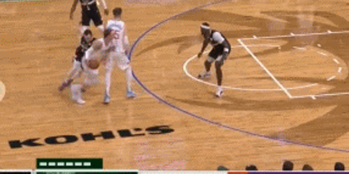 上篮怎么把球送上去 w700h350z1l10t10eea.jpg