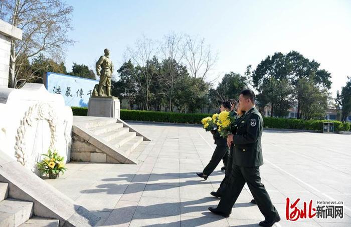 河北邢台：清明代亲属祭扫烈士墓