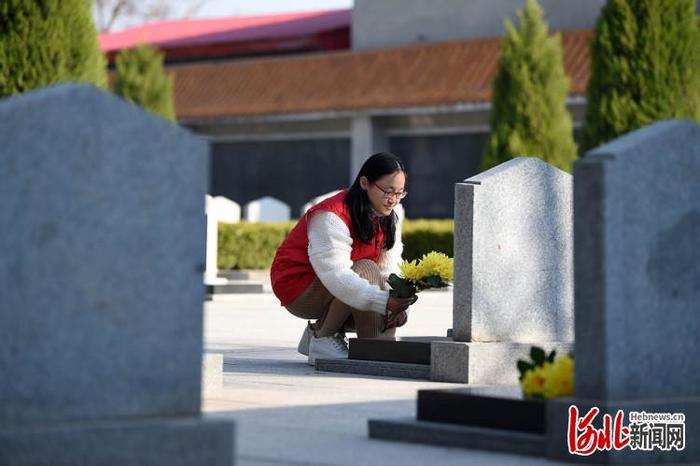 河北邢台：清明代亲属祭扫烈士墓