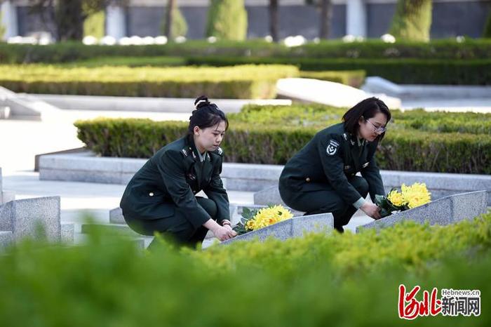 河北邢台：清明代亲属祭扫烈士墓