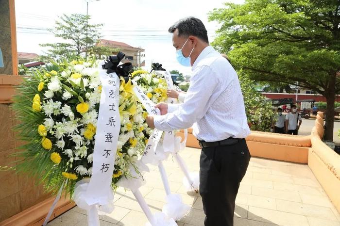 中国驻柬埔寨使馆赴磅湛省祭奠烈士