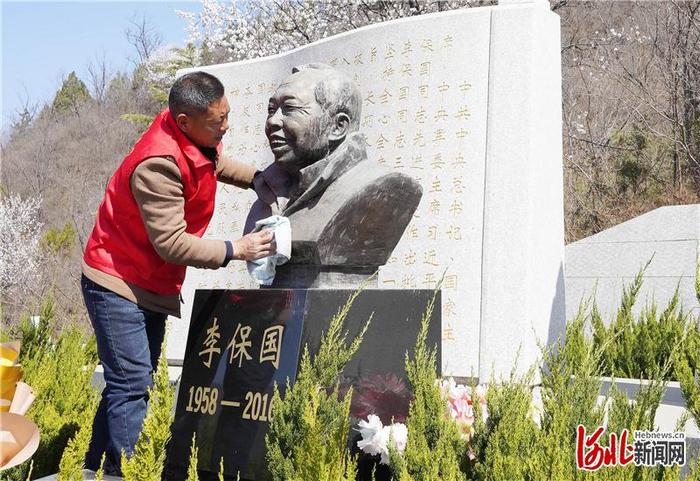 鲜花献英烈｜河北邯郸志愿者为68位烈士找到亲人