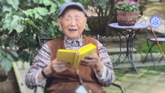 98岁的黄永玉，把童心刻印在诗和画里