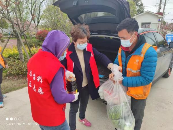 疫情下，一刀新鲜五花肉，是怎么送到村民手中的？