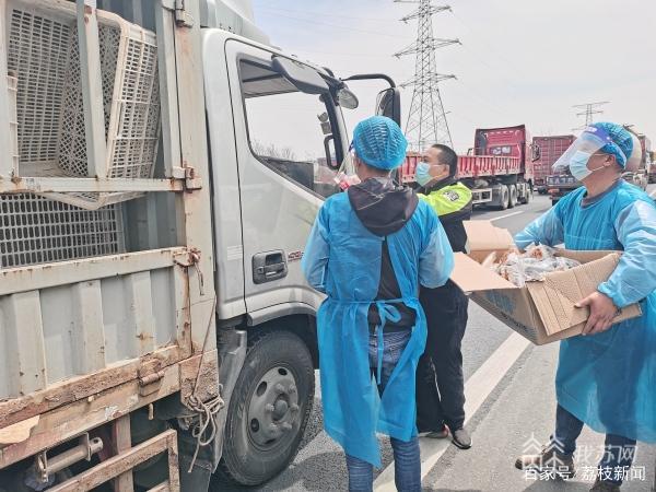 为货车司机提供暖心服务，党员爱心小队来了！