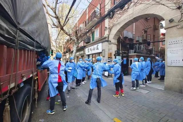 40个小时内，这个社区将18000份来自杭州的“爱心蔬菜包”，送到了每一位居民手中