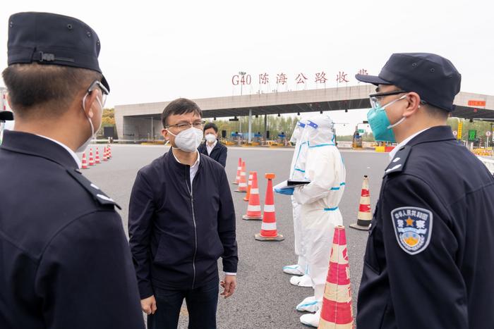 落实主体责任 筑牢严密防线 缪京检查入崇道口和长兴镇疫情防控工作