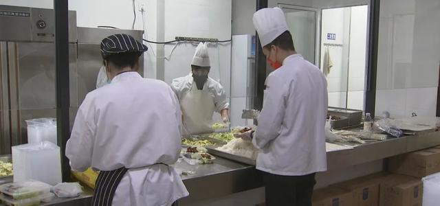 城市“停了”，但送到“老宝贝”们手里的午饭还是热乎乎的