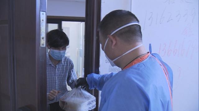 预备党员主动请缨关爱视障邻居 每天送去爱心物资