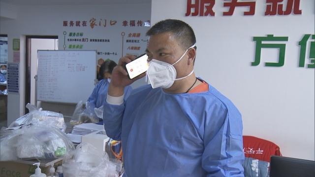 预备党员主动请缨关爱视障邻居 每天送去爱心物资