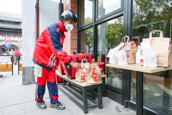 ​上海松江首批肯德基门店恢复营业，90后小伙啃着鸡翅说“真是久违的味道”